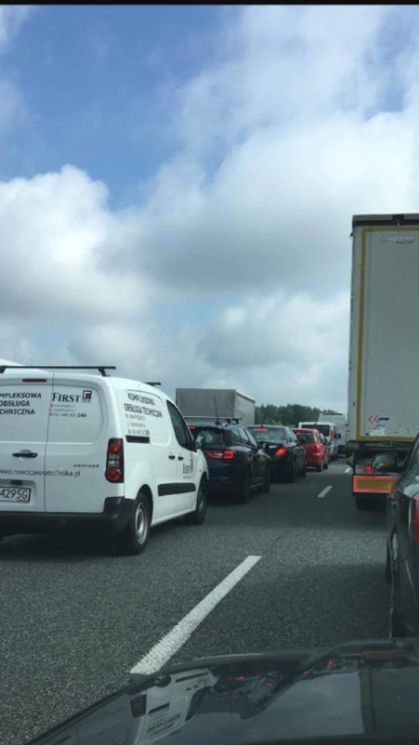 Po zderzenie dwóch samochodów autostrada A1 jest zablokowana...