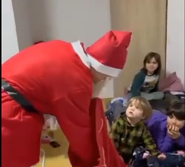 Mikołaj pamiętał o dzieciach z Ukrainy! Maluchy z hotelu na Tuwima dostały paczki