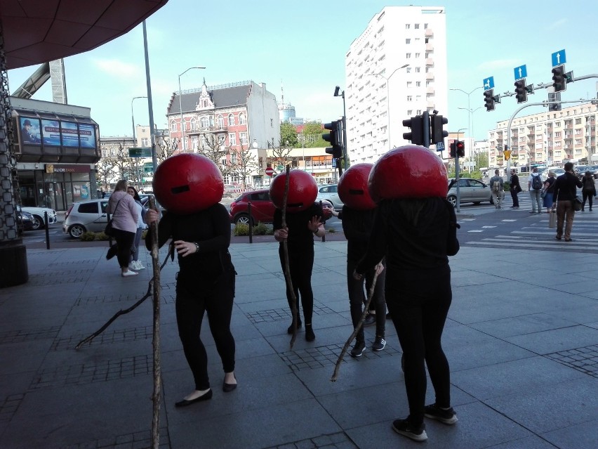 Ludziki z czerwonymi głowami pojawiły się przed Kaskadą