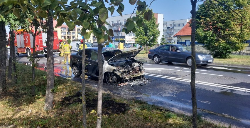 Pożar samochodu na obwodnicy Wągrowca. Na miejsce wezwano straż pożarną i policję