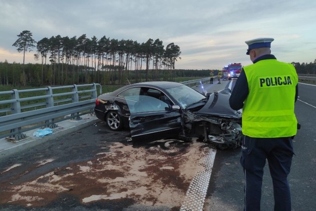 Kierujący samochodem ciężarowym 38-letni mieszkaniec Gdyni oraz mieszkaniec powiatu poznańskiego, jadący mercedesem, nie odnieśli poważnych obrażeń