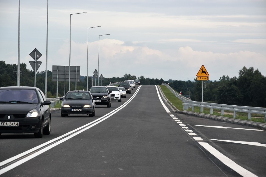 Obwodnica Dąbrowy Tarnowskiej wreszcie gotowa! Miasto w końcu odetchnie od korków, a kierowcy na DK 73 omijają je szerokim łukiem [ZDJĘCIA]