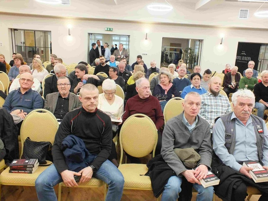 Tłum ludzi na spotkaniu autorskim z Wojciechem Sumlińskim, w Starachowicach. Padły radykalne tezy