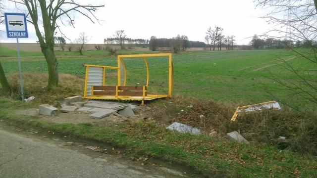 Wandale niszczą wiaty autobusowe