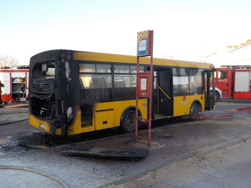 Autobus miejski płonął w Skarżysku (zdjęcia)