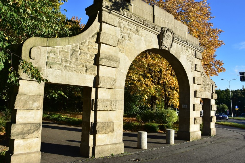 Park w dzielnicy Rusinowa w barwach jesieni.