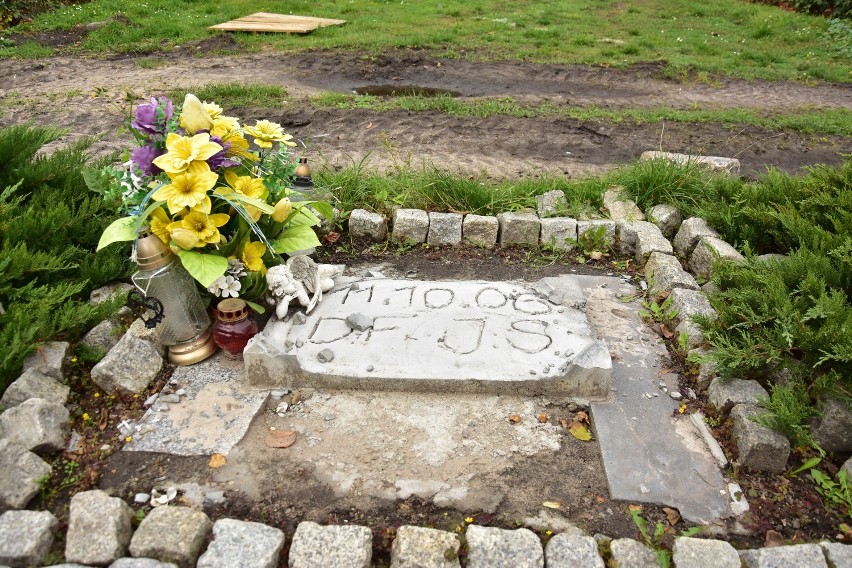 W tym miejscu stała tablica upamiętniająca Jana Pawła II.