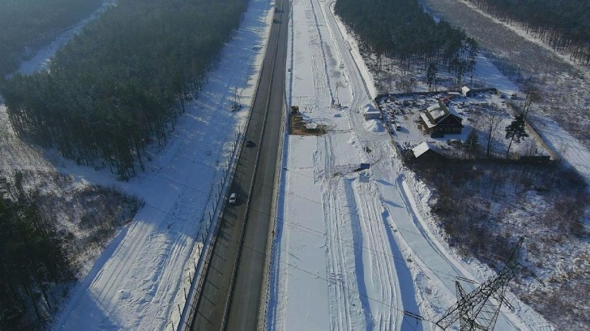 Zimowa budowa autostrady A1 za Częstochową z lotu ptaka