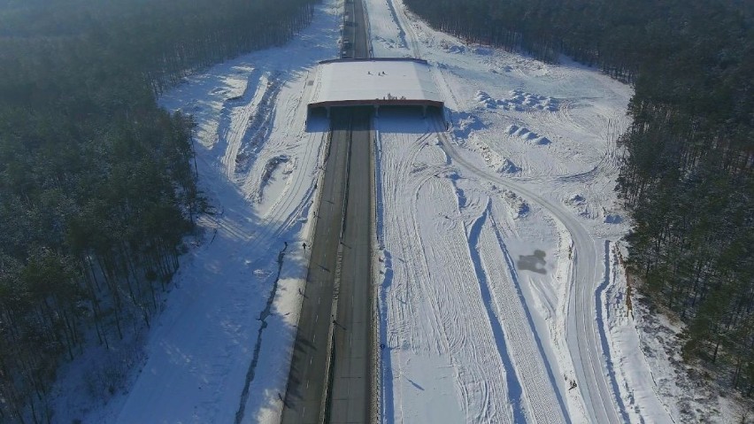 Zimowa budowa autostrady A1 za Częstochową z lotu ptaka