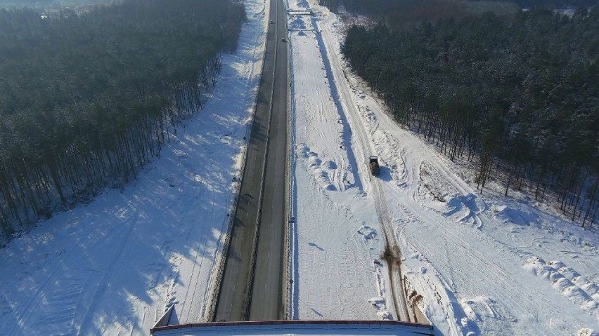 Zimowa budowa autostrady A1 za Częstochową z lotu ptaka