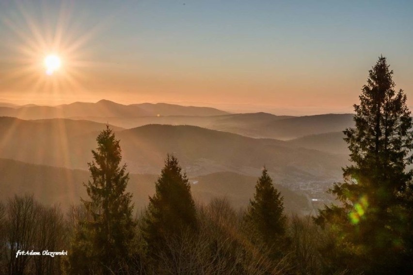 Wspaniały wschód słońca z widokiem na Tatry. Tam ciągle jest śnieg