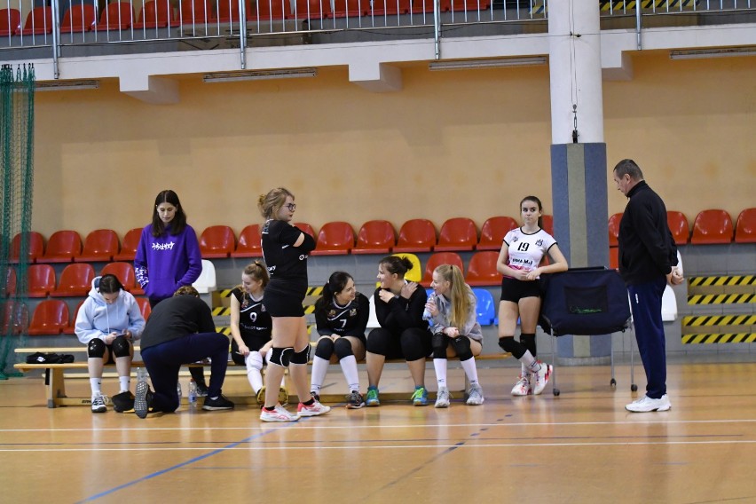 Siatkarki UKS Promień Żary przegrały po walce z MLKS Volley Gubin