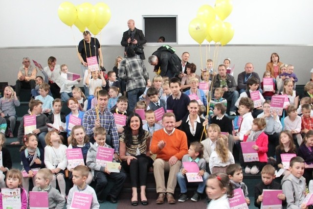 Dąbrowski Uniwersytet Dziecięcy. Uroczysty koniec zajęć w dąbrowskiej bibliotece