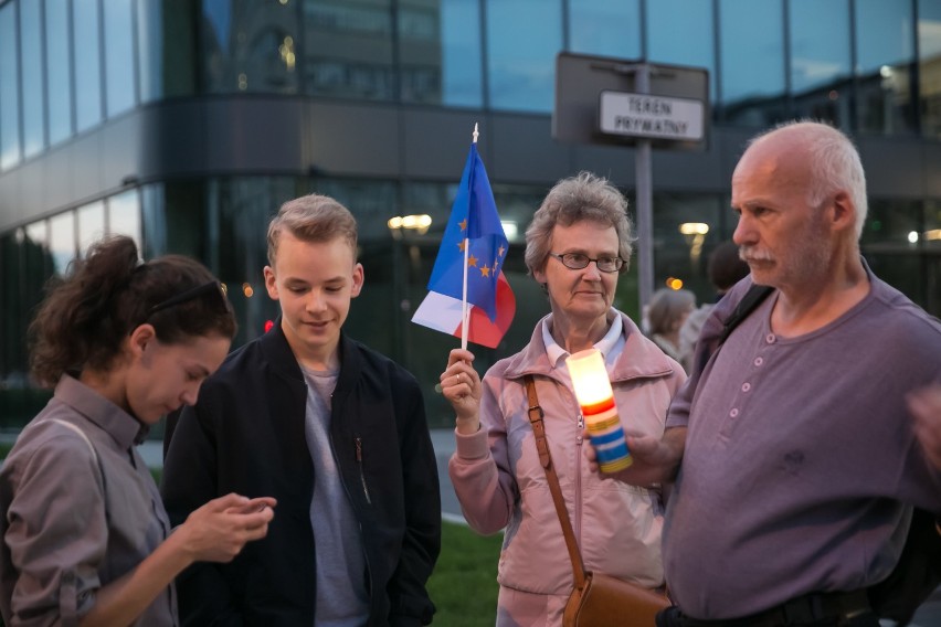 Łańcuch światła dla sądów. Tak protestowali mieszkańcy Krakowa [ZDJĘCIA]