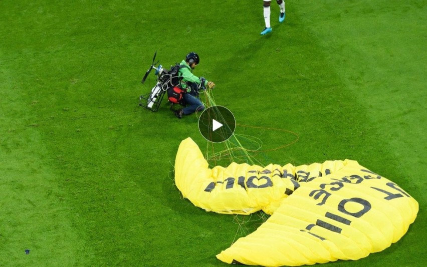 Euro 2020. Aktywista wylądował paralotnią na murawie. O krok od tragedii przed meczem Francja - Niemcy w Monachium