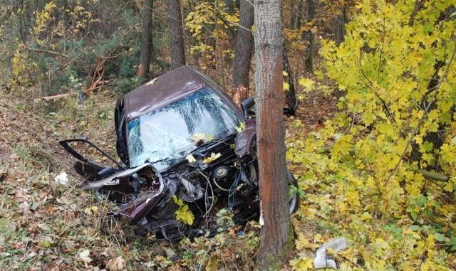Serniki Kolonia (powiat lubartowski). W niedzielę rano 24-letni kierowca audi 80 zbyt szybką jazdę skończył na przydrożnym drzewie. On i pasażerka trafili do szpitala.