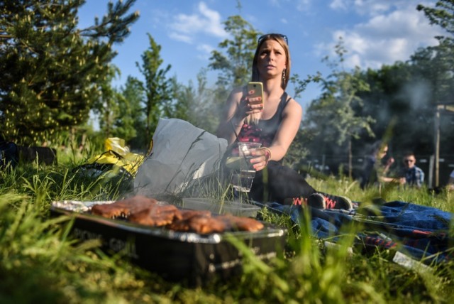 Przypominamy również, że alkoholu, narzędzi do grillowania, węgiel w otwartym opakowaniu, czy podpałki - tych rzeczy nie wniesiemy w tym roku na teren Wielkiego Grillowania UAM na Morasku.