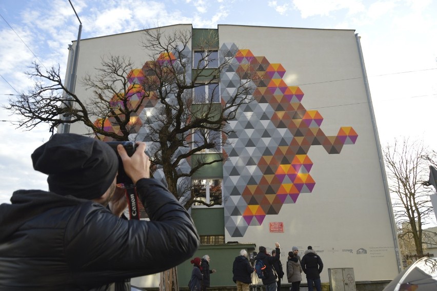 Przy ul. Sikorskiego oko cieszy nowy mural. A właściwie to...