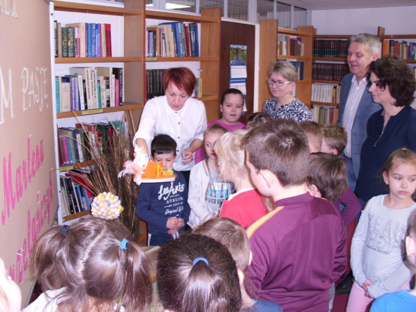 Mieszkańcy Dobrzycy mogli podziwiać prace Marleny Gorzelańczyk w gminnej bibliotece