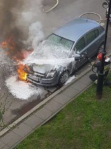 Pożar opla. Zapalił się silnik samochodu zaparkowanego na ul. Sienkiewicza [FOTO, VIDEO]