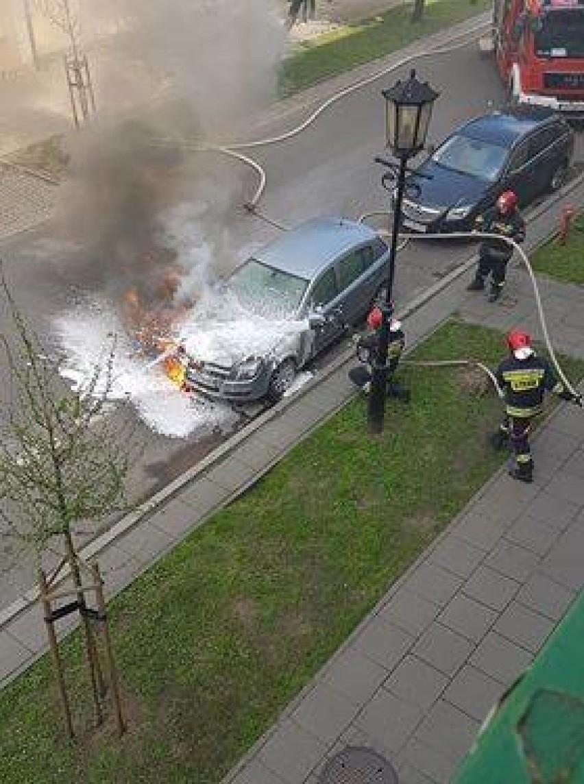 Pożar opla. Zapalił się silnik samochodu zaparkowanego na ul. Sienkiewicza [FOTO, VIDEO]