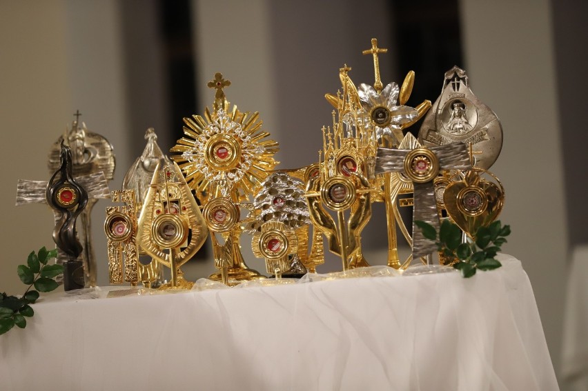 Noc Świętych w kościele w Kielcach - Dąbrowie z biskupem Janem Piotrowskim. Wiele osób modliło się przy relikwiach świętych [ZDJĘCIA]