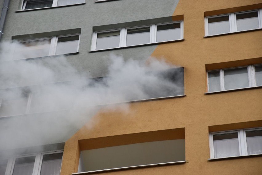 Groźny pożar na Mickiewicza. Nie żyje mężczyzna. Akcja trwa