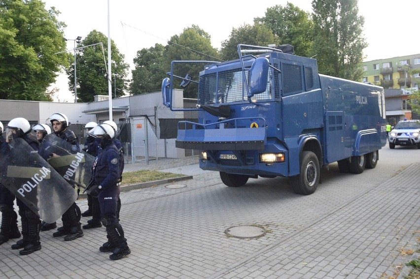 Gorący początek spotkania... na trybunach