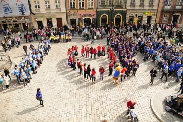 Studenci w Poznaniu tłumnie zgromadzili się na Starym Rynku, żeby z własnych ciał utworzyć napis "I love Poznań"