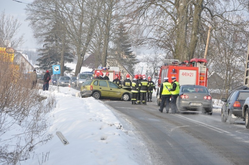 Wypadek w Łapalicach. Sześć osób rannych, zablokowana droga wojewódzka 211