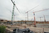 Kurzą i hałasują przy budowie hali w Czyżynach