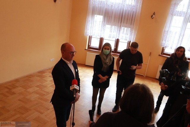 Podczas konferencji prasowej w dawnym domu dziecka przy ul. Żytniej, gdzie przygotowano miejsca dla uchodźców, prezydent Marek Wojtkowski poinformował m. in. o tym, jak będzie przebiegało rejestrowanie obywateli Ukrainy we Włocławku