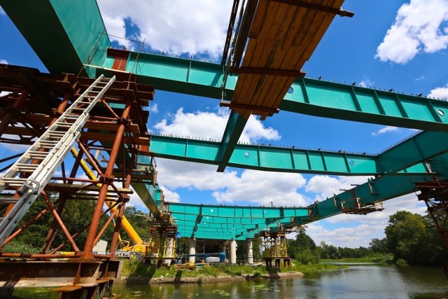 Most w wielu częściach przyjeżdża na budowę, gdzie elementy są spawane, a następnie 300 tonowy dźwig umieszcza je na swoim miejscu.