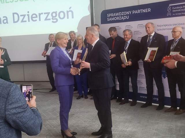 Jolanta Szewczun, burmistrz Dzierzgonia, odbiera statuetkę podczas gali tegorocznej edycji Rankingu Gmin Województwa Pomorskiego.