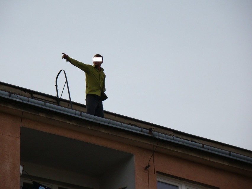 Mężczyzna pojawił się na dachu około godz. 16. Fot. Piotr...