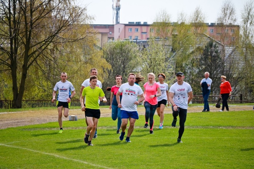 Biegacze sprawdzili formę na stadionie w Pajęcznie. Test Coopera z rekordami [FOTO]
