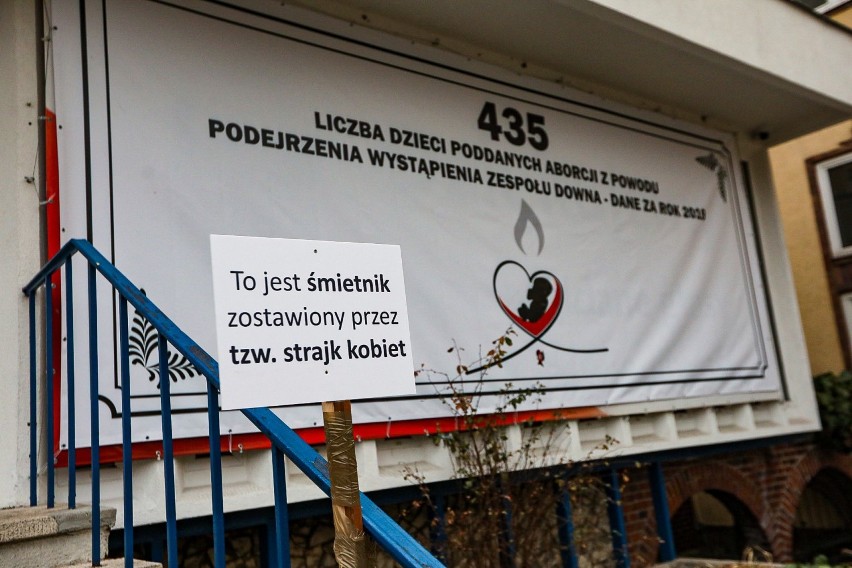 Bałagan pod siedzibą PiS-u w Szczecinie? "To jest śmietnik zostawiony przez tzw. strajk kobiet"