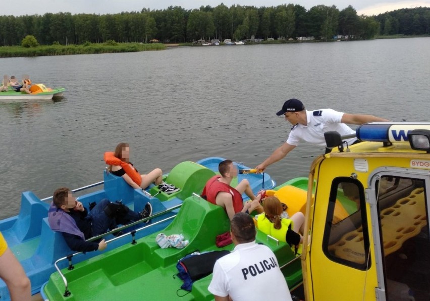 Pijani studenci pływali na rowerach wodnych na Zalewie Koronowskim. Zostali ukarani mandatami