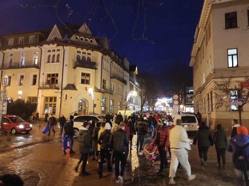 Sylwester 2021. Zakopane już pęka w szwach. Tłumy gości na Krupówkach. Pandemia? Jaka pandemia