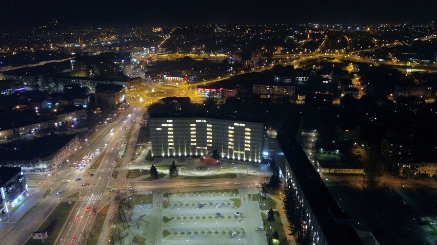 Gigantyczna 100 już się świeci na Urzędzie Wojewódzkim w Kielcach WIDEO, ZDJĘCIA z DRONA]
