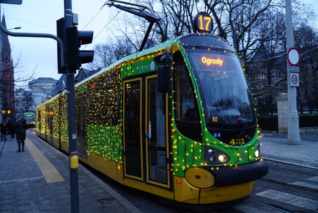 Rozświetlony tramwaj po raz kolejny wyruszył w trasę i zabrał mieszkańców w świąteczną podróż. Zobacz zdjęcia --->