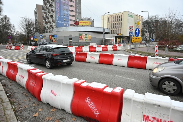 Kierowcy, którzy chcą się dostać do ulicy Chęcińskiej nie mogą wjechać od strony ulicy biskupa Kaczmarką, muszą jechać aż do ulicy Armii Krajowej.

Zobacz zdjęcia