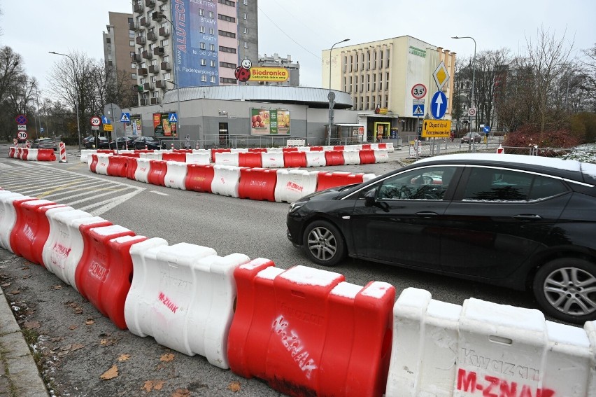 Zamknęli połowę ulicy w Kielcach i nic nie robią. Przedsiębiorcy domagają się przywrócenia ruchu dwukierunkowego. Drogowcy reagują