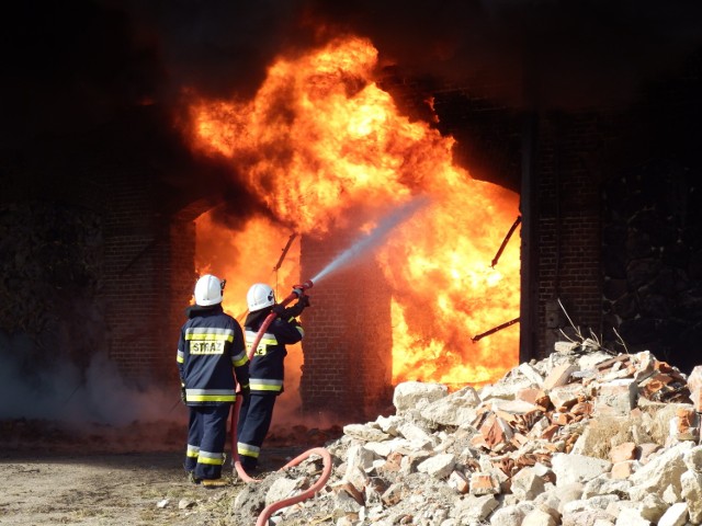 Pożar w Chełkowie: ogień strawił magazyn z pianką poliuretanową