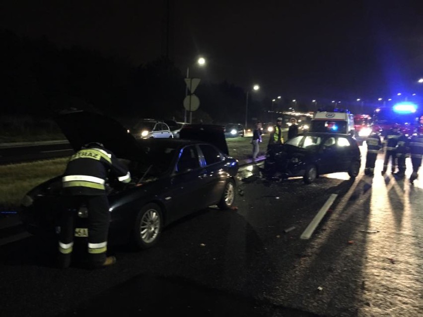Wypadek na DTŚ w Katowicach. Zderzenie kilku samochód i potrącenie kierowcy [ZDJĘCIA]