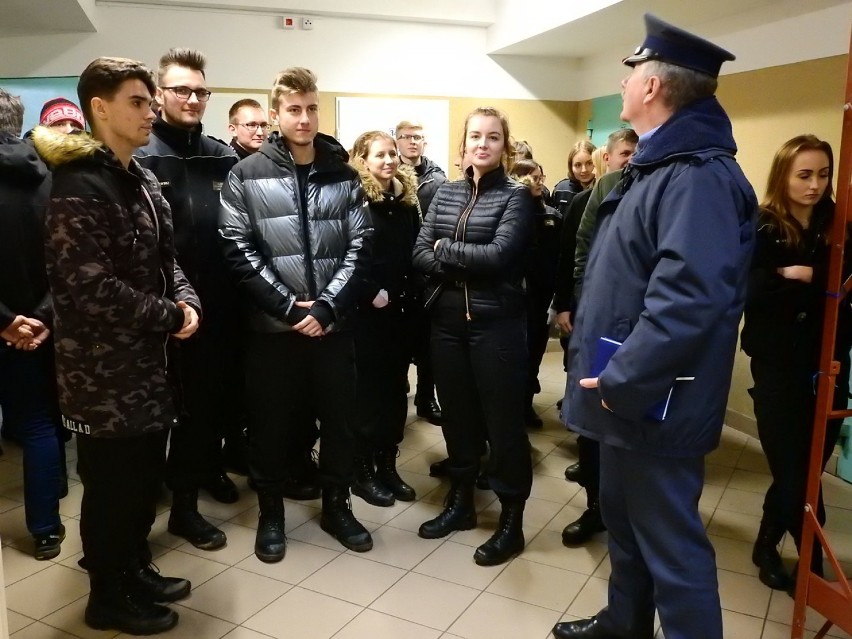 Uczniowie klasy mundurowej odwiedzili Zakład Karny w Kwidzynie i poznawali pracę funkcjonariuszy Służby Więziennej