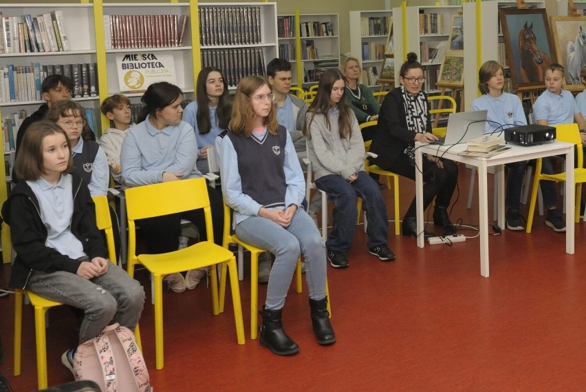 Uczniowie Szkoły Podstawowej nr 1 w Brzezinach na wykładzie o twórczości Juliana Tuwima