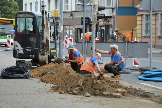 Na ul. Bohaterów Westerplatte praca wre. Są utrudnienia, dlatego sugerujemy, aby kierowcy, którzy nie muszą przejeżdżać przez centrum miasta, obrali sobie trasę alternatywną. Sprawdziliśmy, jak prace wyglądają z bliska. 



Na ul. Bohaterów Westerplatte jest dość głośno. Mimo godziny 14, pojazdy przejeżdżają dość płynnie. Z ruchu są wyłączone dwa pasy, ale kierowcy nie narzekają. Tak zapewne jest jednak do czasu. Wyobrażamy sobie, co dzieje się w godzinach szczytu. Na szczęście sporo kierowców ma na uwadze to, co dzieje się w centrum, dlatego główną ulicę miasta omijają z daleka. 

Przypomnijmy, że w czerwcu 2017 roku, prezydent Zielonej Góry, Janusz Kubicki, przekonywał, że remont ulicy Bohaterów Westerplatte jest niezbędny, bowiem stan nawierzchni jest fatalny, a ostatni remont przeprowadzono ponad 30 lat temu. 

Przebudowie będzie podlegał odcinek od ronda przy dworcu PKP do skrzyżowania z ulicą Kupiecką. Zmodernizowane zostaną także skrzyżowania ulic: Kupieckiej z Bohaterów Westerplatte i Ułańska - Bohaterów Westerplatte. Na całej długości od ronda do Kupieckiej pojawi się ciąg pieszo - rowerowy, od ronda do placu Bohaterów po obu stronach ulicy, a dalej po jednej stronie, od strony centrum miasta.
 
Remontowany odcinek Bohaterów Westerplatte dostanie nową nawierzchnię asfaltową oraz nowe chodniki z polbruku. Pojawią się też nowe lampy i kanalizacja deszczowa. Ulica ma mieć charakter reprezentacyjny.

Roboty mają potrwać do końca listopada, a najdalej do połowy grudnia. Powód jest prosty, miasto musi rozliczyć inwestycje do końca 2017 roku.

Dodajmy również, że w związku z remontem korowód winobraniowy przejdzie al. Konstytucji 3 Maja.