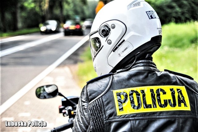 Jazdę motocyklisty nagrały policyjne kamery.