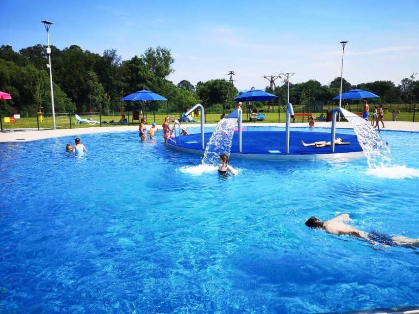 Kompleks basenów w Krośnie otwiera się w sobotę. Nie będzie nowej zjeżdżalni, ale jest darmowe Wi-Fi. Obowiązuje też nowy cennik 